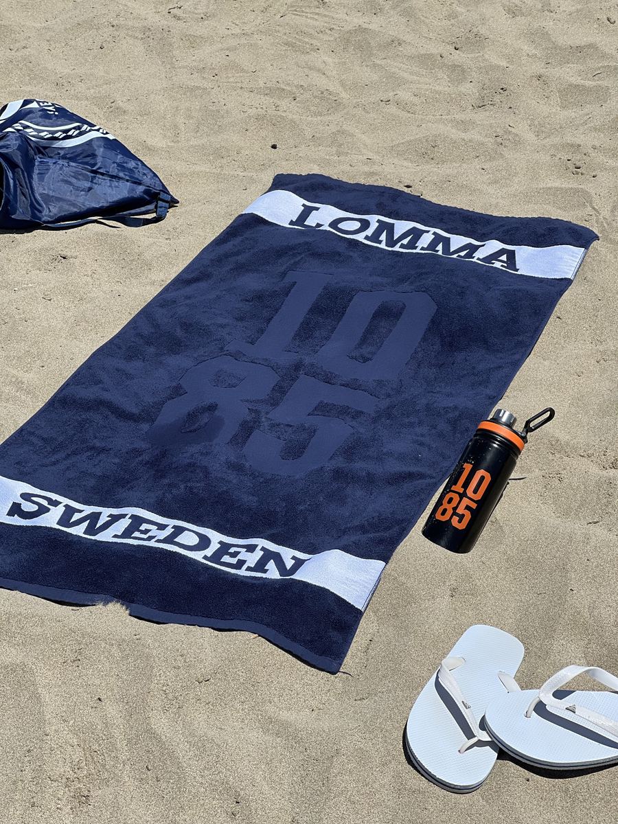 Marinblå strandhandduk med LOMMA SWEDEN 1085-tryck