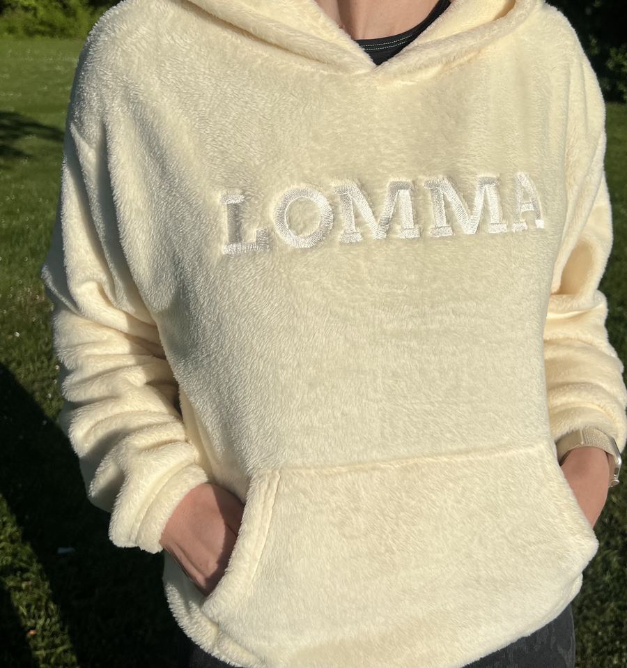 Teddy Hoodie Dam, kritvit fleecehoodie med broderad LOMMA-text