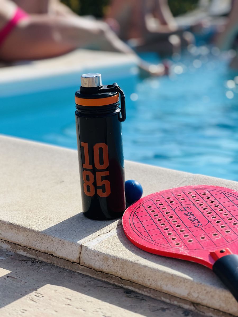 Svart vattenflaska med orange 1085-tryck